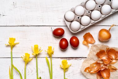 Paskalya yumurtaları meyve ve sebzelerden elde edilen doğal yumurta boyasıyla renklendirilir..
