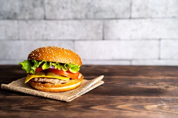 Hambúrguer Com Costeleta Tomate Queijo Uma Mesa Madeira Escura Papel — Fotografia de Stock