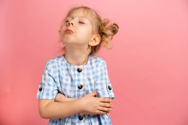 İncinmiş, pembe izole edilmiş, samimi duyguları olan, mesajlaşmak için uygun bir yer. negatif kavram