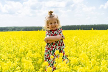 Küçük sarışın kız tecavüz tarlasında, mutlu bebek bir çiçek tarlasında.
