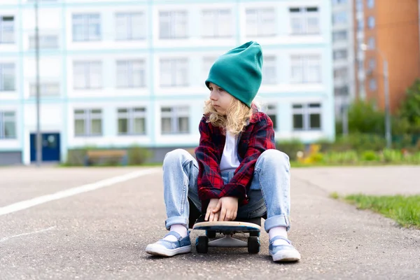 Little Blonde Girl Skateboard City — Stock Photo, Image