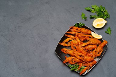 Gri bir masada maydanoz ve limonla kaynatılmış lezzetli kırmızı kerevit. Üst Manzara. Metin için boşluk. 