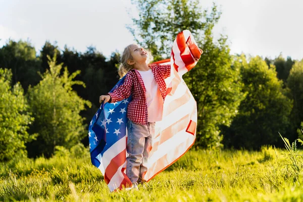 Hermosa Niña Rubia Con Bandera Americana Naturaleza Luz Del Sol — Foto de Stock