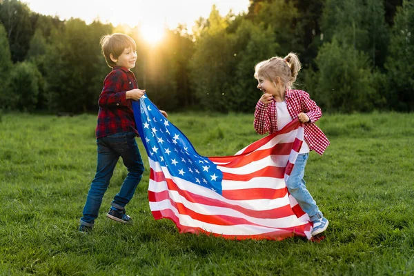 Hermano Hermana Con Bandera Americana Luz Del Sol Niños Felices — Foto de Stock