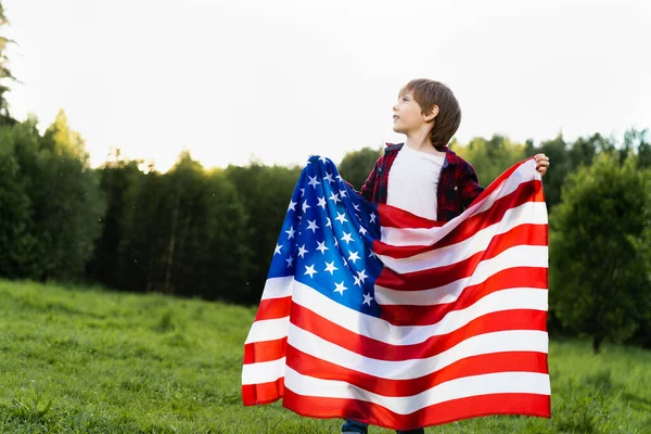 Niño Pequeño Con Bandera Americana Naturaleza Concepto Patriotismo Fiesta Independencia — Foto de Stock