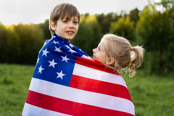 Hermano Hermana Con Abrazo Bandera Americana Niños Felices Día Independencia — Foto de Stock