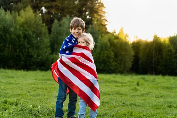 Hermano Hermana Con Abrazo Bandera Americana Niños Felices Día Independencia — Foto de Stock