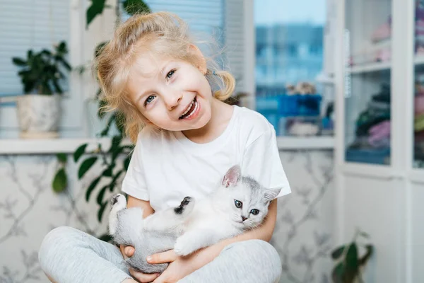 Criança Brincando Com Gatinho Uma Menina Tem Gatinho Branco Uma — Fotografia de Stock