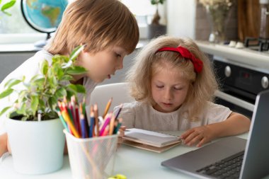 abim ve ablam evde laptopta, çocuklarda ve aletlerde okuyorlar..