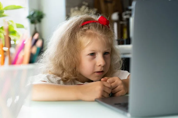 Μικρό Κορίτσι Κάνει Μαθήματα Στο Σπίτι Ένα Φορητό Υπολογιστή Γράφει — Φωτογραφία Αρχείου