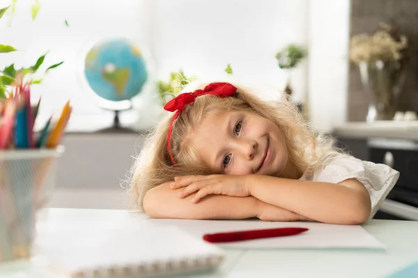 Ένα Μικρό Ξανθό Κορίτσι Μελετάει Κουράστηκε Μελετά Παιδί Ξάπλωσε Στο — Φωτογραφία Αρχείου