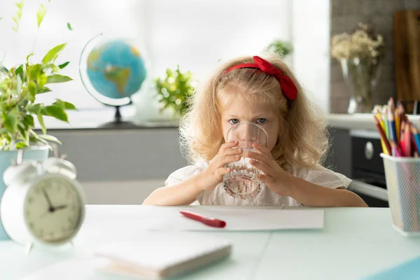Μια Μαθητριούλα Μελετά Και Πίνει Νερό Υγεία Του Παιδιού — Φωτογραφία Αρχείου