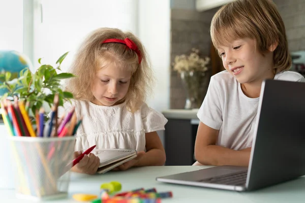 Αδερφός Και Αδελφή Σπουδάζουν Στο Σπίτι Laptop Παιδιά Και Gadgets — Φωτογραφία Αρχείου