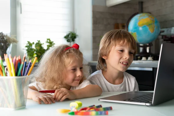 abim ve ablam evde laptopta, çocuklarda ve aletlerde okuyorlar..