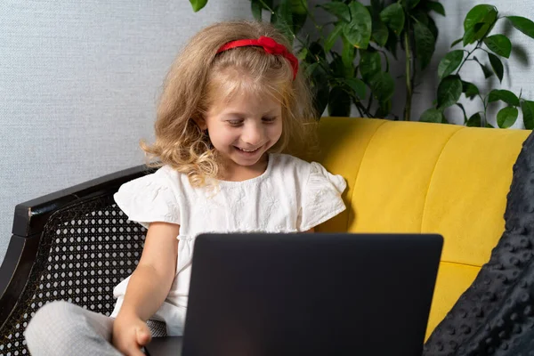 Μικρό Κορίτσι Κάνει Μαθήματα Στο Σπίτι Ένα Φορητό Υπολογιστή — Φωτογραφία Αρχείου