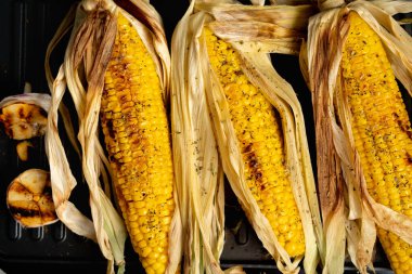Izgara mısır, kavrulmuş taze mısır, yakın çekim, üst manzara..