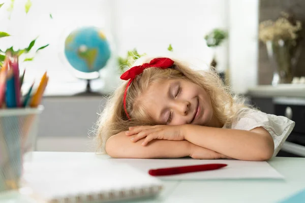 Ένα Μικρό Ξανθό Κορίτσι Μελετάει Κουράστηκε Μελετά Παιδί Ξάπλωσε Στο — Φωτογραφία Αρχείου