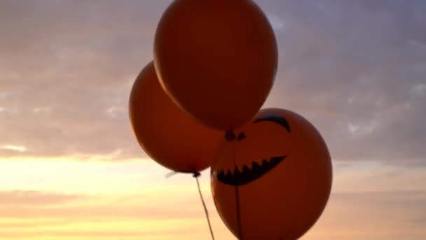 Ballons pour Halloween voler sur le fond du ciel couchant — Video