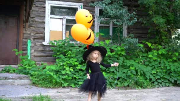 Holčička v halloweenském kostýmu tančí a usmívá se do kamery — Stock video