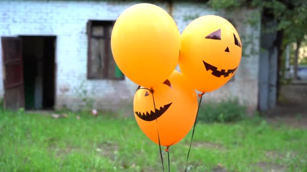 Luftballons zu Halloween fliegen vor dem Hintergrund eines alten Hauses — Stockvideo