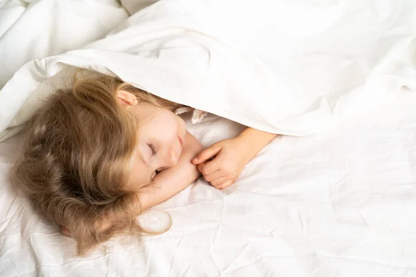 Uma Loirinha Está Dormindo Docemente Uma Cama Com Roupa Interior — Fotografia de Stock