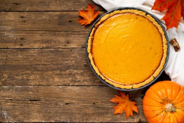 kabak Amerikan turtası ahşap arka planda, üst manzara, kopyalama alanı. 