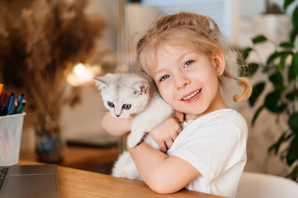 Παιδί Παίζει Μικρή Γάτα Ένα Κοριτσάκι Κρατάει Ένα Άσπρο Γατάκι — Φωτογραφία Αρχείου