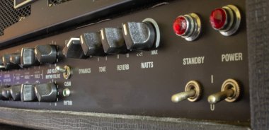 Bir gitar yükselticisinin düğmeleri, düğmeleri ve ışıkları