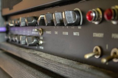 Bir gitar yükselticisinin düğmeleri, düğmeleri ve ışıkları