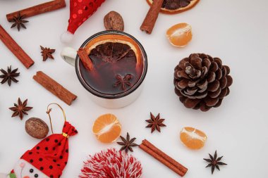 Yılbaşı şarabı. Mutlu noeller. Tarçınlı ve anason soslu bir bardak şarap. Seçici odaklanma. Tatil