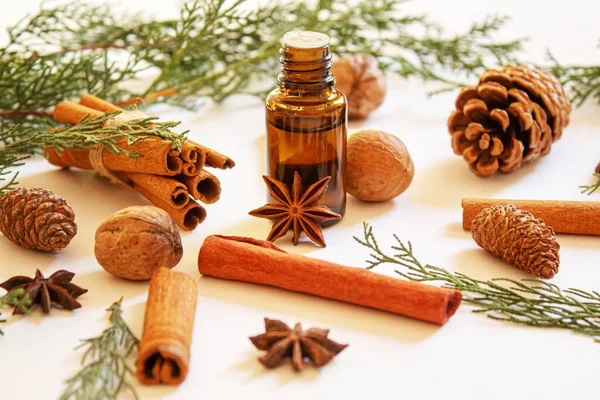 Noel yağları küçük bir şişede. Seçici odaklanma. Tatil.