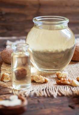 Ahşap arka planda ceviz yağı. Odaklan. Yemek.