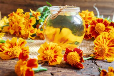 Küçük bir kavanozda Chernobrivtsov 'un çiçek tentürü. Seçici odaklanma. Tıbbi