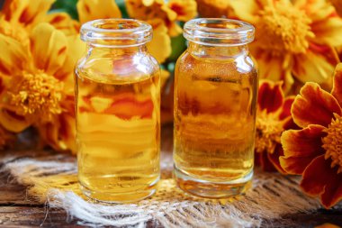 Küçük bir kavanozda Chernobrivtsov 'un çiçek tentürü. Seçici odaklanma. Tıbbi