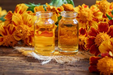 Küçük bir kavanozda Chernobrivtsov 'un çiçek tentürü. Seçici odaklanma. Tıbbi