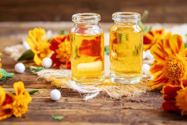 Küçük bir kavanozda Chernobrivtsov 'un çiçek tentürü. Seçici odaklanma. Tıbbi