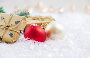 Mutlu Noeller ve mutlu yıllar, tebrik kartı geçmişi. Seçici odaklanma. Tatiller