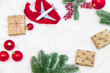 Noel için seyahat. Noel dekorlu bir uçak. Seçici odaklanma. Tatil