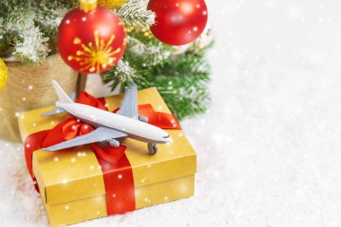 Noel için seyahat. Noel dekorlu bir uçak. Seçici odak.