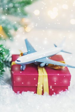 Noel için seyahat. Noel dekorlu bir uçak. Seçici odak.