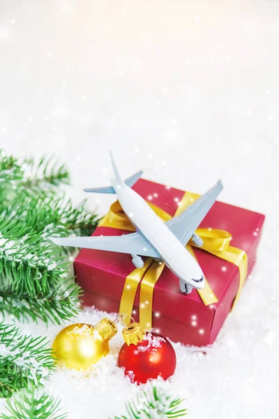 Viajar Por Navidad Avión Con Decoración Navideña Enfoque Selectivo — Foto de Stock
