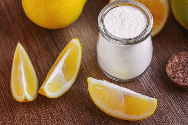 Tahta arka planda limonlu sitrik asit. Seçici odaklanma. Yemek