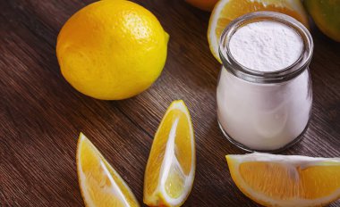 Tahta arka planda limonlu sitrik asit. Seçici odaklanma. Yemek