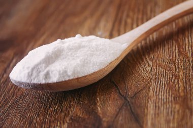 Tahta arka planda limonlu sitrik asit. Seçici odaklanma. Yemek