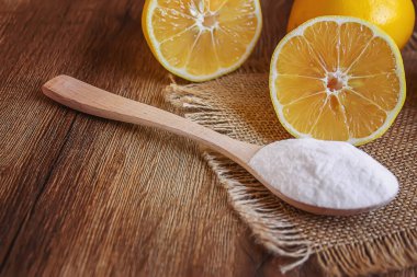 Tahta arka planda limonlu sitrik asit. Seçici odaklanma. Yemek