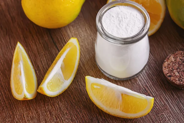 Tahta arka planda limonlu sitrik asit. Seçici odaklanma. Yemek