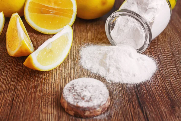 Tahta arka planda limonlu sitrik asit. Seçici odaklanma. Yemek