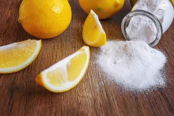 Citronsyra Träbakgrund Med Citron Selektiv Fokus Mat — Stockfoto