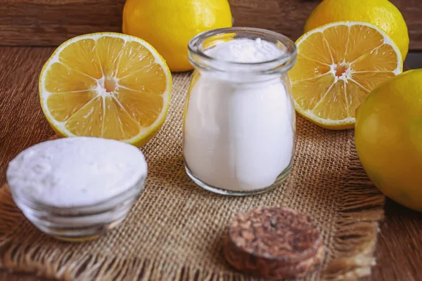 Tahta Arka Planda Limonlu Sitrik Asit Seçici Odaklanma Yemek — Stok fotoğraf