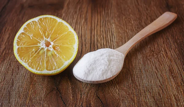 Asam Sitrat Pada Latar Belakang Kayu Dengan Lemon Focus Food — Stok Foto